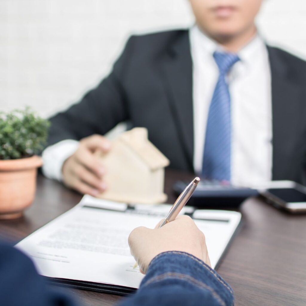 People discussing real estate loan
